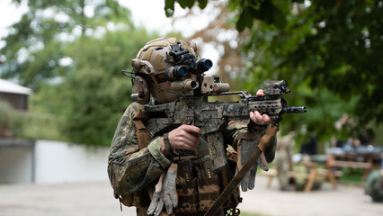 Sturmsoldat in Kampfstellung. Schaut durch Zielfernrohr 