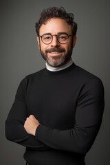 Obraz premium A man with glasses and a beard is smiling and wearing a black sweater