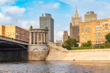 Naklejka premium Borodinsky Bridge and Ministry of Foreign Affairs of Russia main building in Moscow. Russia