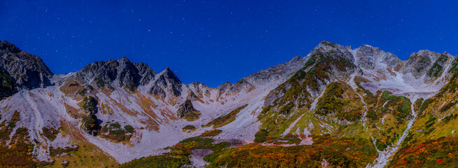 月光に照らされた紅葉の涸沢カールと穂高連峰星空