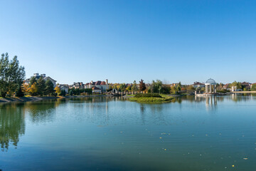 Obraz premium The peaceful atmosphere of the countryside landscape. The wide expanse of the river, lovely houses on the shore on a clear sunny day.