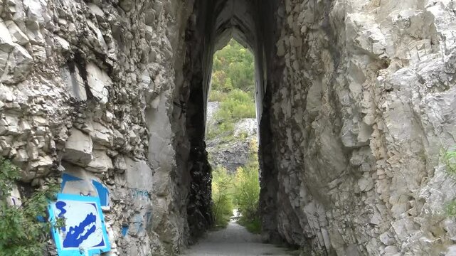 passaggio verso la cava di marmo