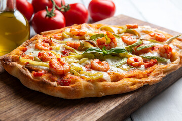 Pinsa romana condita con gamberetti e zucchine, cibo italiano 