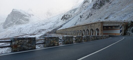 Tunnel de montagne, col du Grand-St-Bernard, col Suisse ltalie
Mountain tunnel, Switzerland ltaly pass