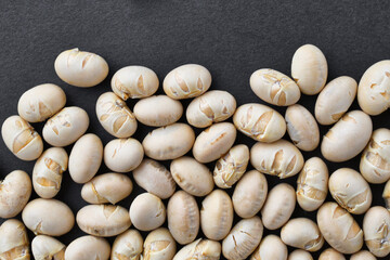 日本の節分：節分豆 （節分の豆）黒背景　コピースペースあり　Japanese Setsubun: Setsubun beans  (Setsubun beans)  on a with copy space