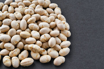 日本の節分：節分豆 （節分の豆）黒背景　コピースペースあり　Japanese Setsubun: Setsubun beans  (Setsubun beans)  on a with copy space