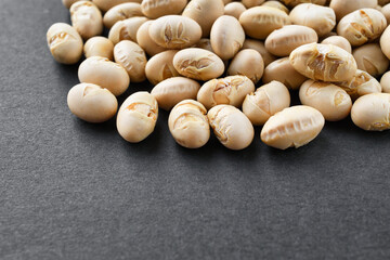 日本の節分：節分豆 （節分の豆）黒背景　コピースペースあり　Japanese Setsubun: Setsubun beans  (Setsubun beans)  on a with copy space