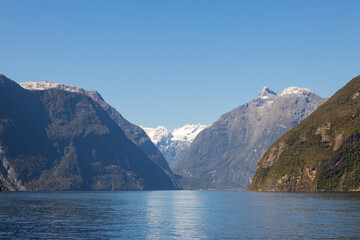 Obraz premium Milford sound fjord reflecting on sunny day with clear sky