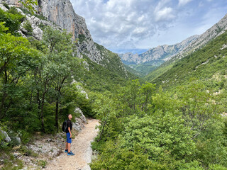 Fototapeta premium Mountaineering and recreational trails in the Velika Paklenica canyon, Starigrad (Paklenica National Park, Croatia) - Bergsteiger in der Schlucht Velika Paklenica, Starigrad (Nationalpark Paklenica)
