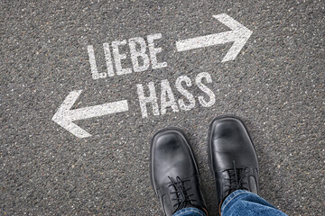 Fototapeta premium Entscheidung an der Kreuzung - Liebe und Hass