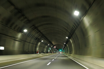 なにかに吸い込まれそうなまっすぐな道路のトンネル