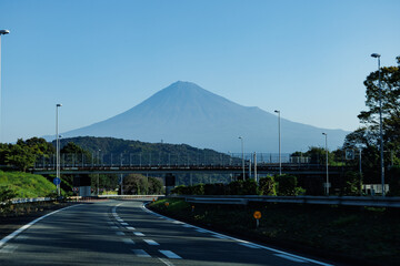 夏の晴天の富士山に向かう道