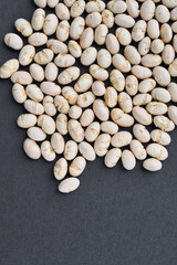 日本の節分：節分豆  (節分の豆)　黒背景　コピースペースあり　背景素材　Japanese Setsubun: Setsubun beans  (Setsubun beans)  on a black background with copy space, Background material