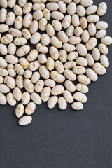 日本の節分：節分豆  (節分の豆)　黒背景　コピースペースあり　背景素材　Japanese Setsubun: Setsubun beans  (Setsubun beans)  on a black background with copy space, Background material