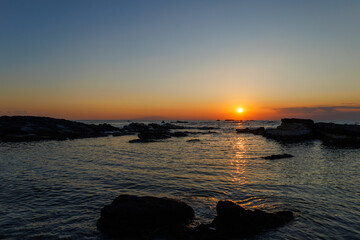 キレイな夕暮れ空が映る小波入り江