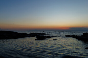 マジックアワー色に染まる小波の海岸