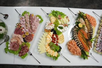 Hochzeitsbuffet, Кейтеринг, Hochzeitssnacks, Канапе, Закуски, Hochzeitsfeier, Hochzeitsessen, Bankett, gedeckter Tisch, Tischdeko, Blumenarrangement, Kuchen, Hoch, zeitssüßigkeiten, Служба общественно