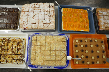 Hochzeitsbuffet, Кейтеринг, Hochzeitssnacks, Канапе, Закуски, Hochzeitsfeier, Hochzeitsessen, Bankett, gedeckter Tisch, Tischdeko, Blumenarrangement, Kuchen, Hoch, zeitssüßigkeiten, Служба общественно