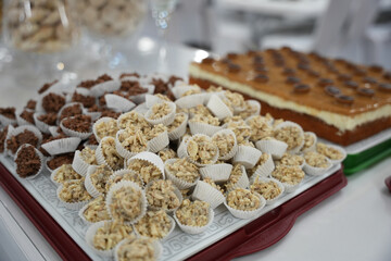 Hochzeitsbuffet, Кейтеринг, Hochzeitssnacks, Канапе, Закуски, Hochzeitsfeier, Hochzeitsessen, Bankett, gedeckter Tisch, Tischdeko, Blumenarrangement, Kuchen, Hoch, zeitssüßigkeiten, Служба общественно