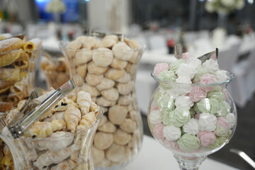 Hochzeitsbuffet, Кейтеринг, Hochzeitssnacks, Канапе, Закуски, Hochzeitsfeier, Hochzeitsessen, Bankett, gedeckter Tisch, Tischdeko, Blumenarrangement, Kuchen, Hoch, zeitssüßigkeiten, Служба общественно