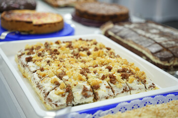 Hochzeitsbuffet, Кейтеринг, Hochzeitssnacks, Канапе, Закуски, Hochzeitsfeier, Hochzeitsessen, Bankett, gedeckter Tisch, Tischdeko, Blumenarrangement, Kuchen, Hoch, zeitssüßigkeiten, Служба общественно