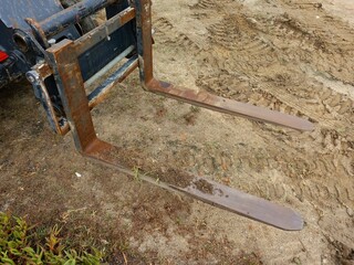 Detalhe de garfos de ferro acessório para maquina retroescavadora. 