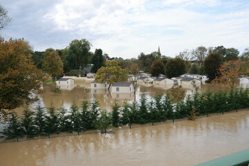 Vend&ocirc;me : camping des Grands Pr&eacute;s sous l'eau