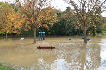 Vend&ocirc;me : piscine des Grands Pr&eacute;s sous l'eau