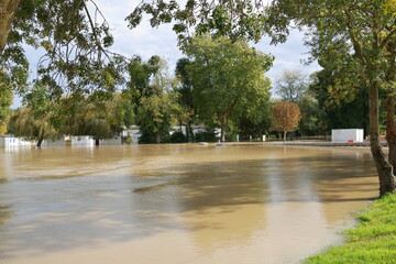 Vend&ocirc;me : camping des Grands Pr&eacute;s sous l'eau
