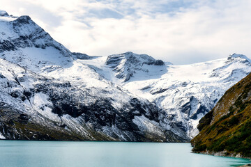 Obraz premium View from the Moserboden Reservoir towards the Wiesbachhorn in Austria, snow-covered