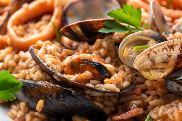 Risotto alla pescatora, tipico risotto con frutti di mare della cucina italiana, cibo mediterraneo 