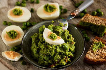 guacamole aus frischen Erbsen, eine nachhaltige Alterative , auf gekochten und halbierten Eiern