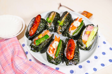 具材を詰めた細長おにぎり