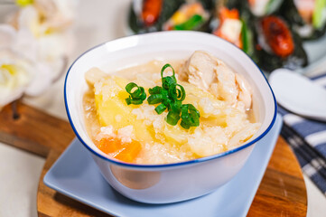 米と鶏肉とじゃがいものスープ