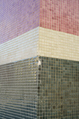 Esquina de pared de azulejos rosa, blanco y negro