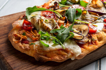 Pinsa romana condita con verdure, pizza italiana vegetariana, cibo europeo 