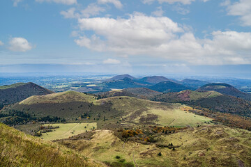 Obraz premium Panorama des puys en Auvergne