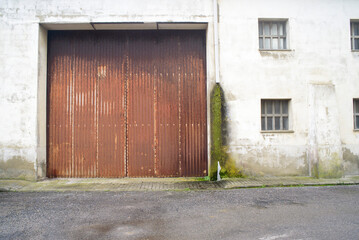 Puerta grande de garaje en nave industrial vieja