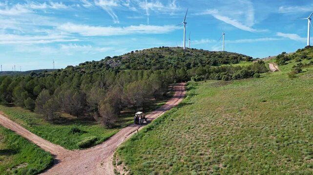TRACTOR SUBIENDO UNA SIERRA