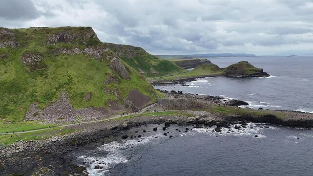 survol de la chauss&eacute;e des g&eacute;ants dans la r&eacute;gion de l'Antrim en Irlande du nord