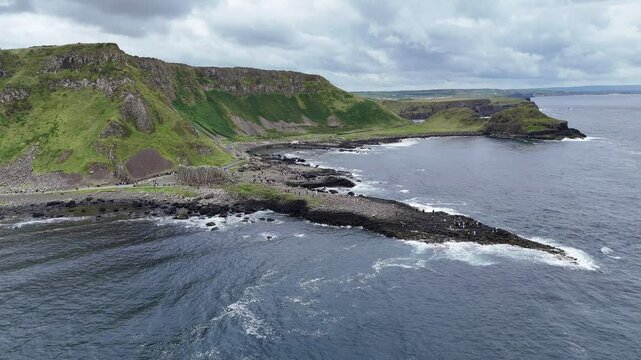 survol de la chauss&eacute;e des g&eacute;ants dans la r&eacute;gion de l'Antrim en Irlande du nord