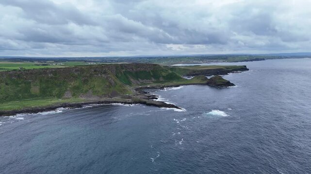 survol de la chauss&eacute;e des g&eacute;ants dans la r&eacute;gion de l'Antrim en Irlande du nord