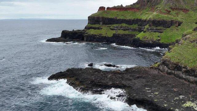 survol de la chauss&eacute;e des g&eacute;ants dans la r&eacute;gion de l'Antrim en Irlande du nord