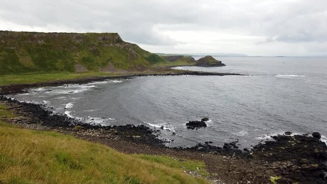 survol de la chauss&eacute;e des g&eacute;ants dans la r&eacute;gion de l'Antrim en Irlande du nord