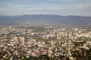 Skopje, a thriving urban panorama
The city of Skopje, seen from above
Aerial view of the Macedonian capital
Skopje, a mosaic of colors and shapes where the mountains meet the metropolis.