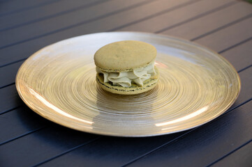 makaronik ciastko z nadzieniem pistacjowym, macaroon cake with pistachio filling