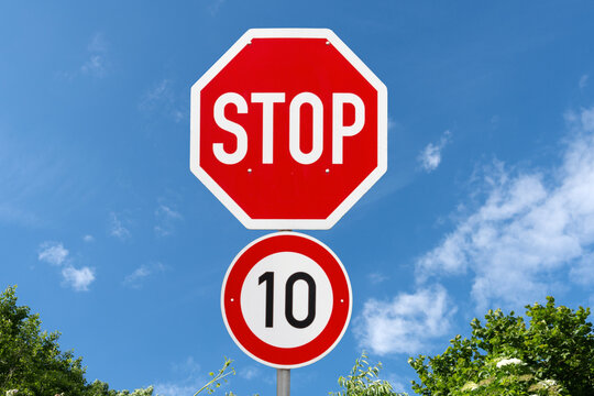 Stop, Verkehrsschild mit Tempo 10 Schild