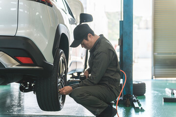 タイヤ空気圧を測定・タイヤに空気を入れる自動車整備士  © buritora