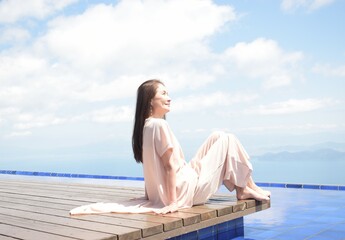 びわこテラスのウッドデッキに座る笑顔のシニア女性