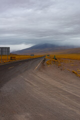 Paisagens Deslumbrantes das Estradas do Deserto do Atacama: Beleza Intocada e Cores Vibrantes em Um Cenário Surreal